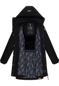 Svart ytterjakke med en blomsterpryntet innvendig foring. Har hette, trykknapper og en myk tekstur. Inkluderer et merke.