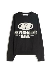 Felpa a maniche lunghe nera con collo rotondo, con il logo bianco "NG Neverending Game 003-789 New Act" sulla parte anteriore.