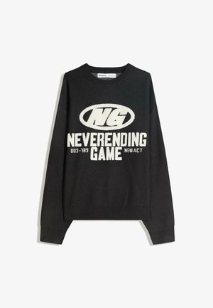 Czarna długorękawowa bluza z okrągłym dekoltem z białym napisem "NG Neverending Game 003-789 Nowy Akt" na przodzie.