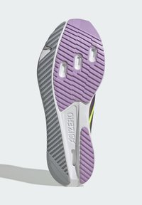 Semelle de chaussure présentant un design texturé avec du caoutchouc gris et lavande, des rainures pour une adhérence, et une semelle intermédiaire blanche avec le logo 'ADIZERO'.