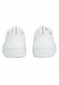 Sneakers bianchi con punta arrotondata e design low-top. Materiale in pelle liscia, branding sottile sul tallone e suole in gomma pianeggianti.