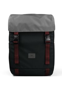 Mochila negra con tapa gris, correas burdeos y herrajes negros. Presenta un parche con el logo en la parte frontal. Fabricada con tela duradera.