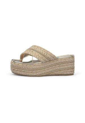 Beige geweven platform sandalen met een gevlochten textuur, metalen accenten en dubbele crossbanden. Kenmerkt een ronde open teen en een stevige zool.