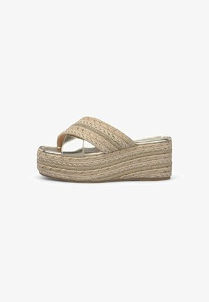 Beige geweven platform sandalen met een gevlochten textuur, metalen accenten en dubbele crossbanden. Kenmerkt een ronde open teen en een stevige zool.
