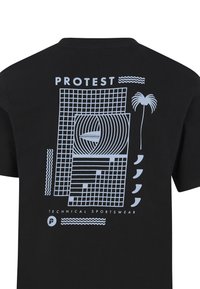 Schwarzes T-Shirt mit einem Grafikdesign in hellblau. Das Design beinhaltet geometrische Formen, eine Palme und den Text "PROTEST TECHNICAL SPORTSWEAR."