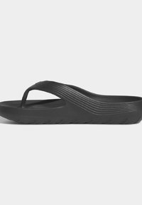 Svart flip-flop sandal med en strukturerad rem, bred tåpost och en formad fotbädd med subtila spår samt en hållbar yttersula.