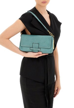 Borsetta a tracolla in pelle color teal, di forma rettangolare, con chiusura a pattina magnetica e hardware dorato.