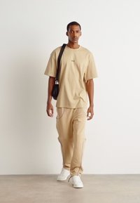 HUGO NALONO - Apdrukāts T-krekls - medium beige