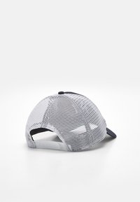 Gorra de béisbol navy con visera rígida, parte trasera de malla blanca, botón en la parte superior y correa ajustable. Presenta un diseño estructurado para mayor comodidad y ajuste.