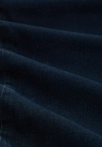 Dunkelblauer Stoff mit einem feinen Webmuster, der eine glatte Textur und einen leichten Glanz zeigt. Das Material wirkt weich und fällt sanft.