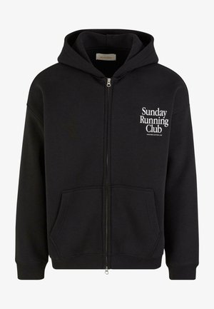 Czarna bluza z kapturem zapinana na zamek, wykonana z materiału dresowego. Posiada przednią kieszeń, ściągacze przy mankietach oraz napis "Sunday Running Club" w kolorze białym.
