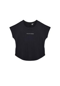 Sort kortærmet top med rund halsudskæring, prydet med teksten "LEV I ØJEBLIKKET" i hvid, centreret på fronten. Blødt stof.