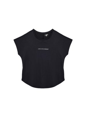 Zwarte T-shirt met korte mouwen en een ronde halslijn, met de tekst "LEEF IN HET MOMENT" in het wit centraal op de voorkant. Zachte stof.