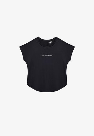 Musta lyhythihainen toppi pyöreällä kaula-aukolla, jossa edessä keskitettynä teksti "ELÄ KAIKESSA HETKESSÄ" valkoisena. Pehmeä kangas.