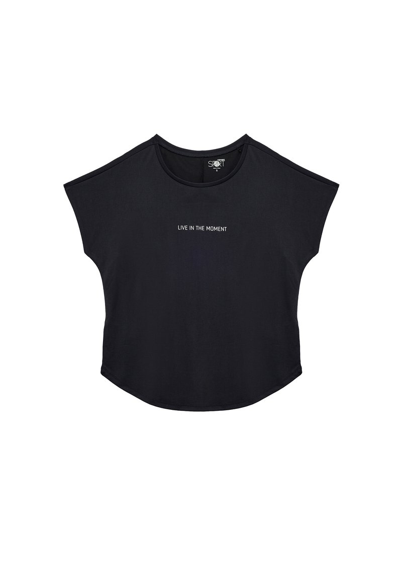 Sort kortærmet top med rund halsudskæring, prydet med teksten "LEV I ØJEBLIKKET" i hvid, centreret på fronten. Blødt stof.