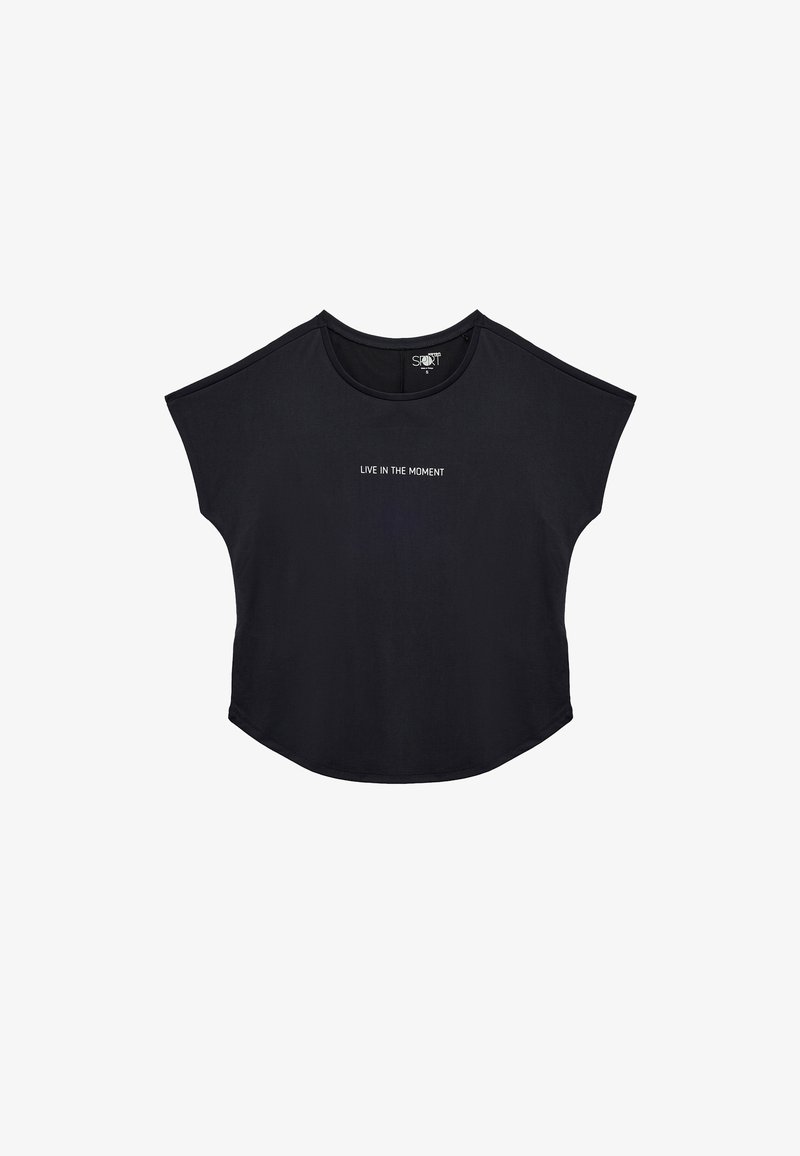 Sort kortærmet top med rund halsudskæring, prydet med teksten "LEV I ØJEBLIKKET" i hvid, centreret på fronten. Blødt stof.