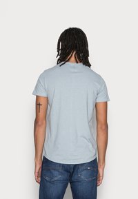 Tommy Jeans SLIM JASPE CREW NECK - T-shirt básica - cloudy