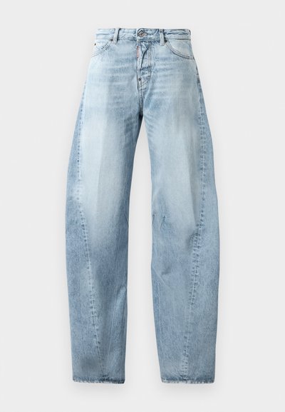 Svijetloplave traperice s opuštenim krojem, ravnim nogavicama, efektom istrošenosti i tradicionalnim dizajnom s pet džepova. Metalni detalji.