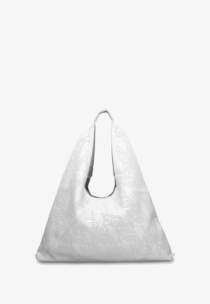 Witte driehoekige draagtas met geperforeerd cirkelpatroon en monogramstijl letters die een herhalend ontwerp vormen.