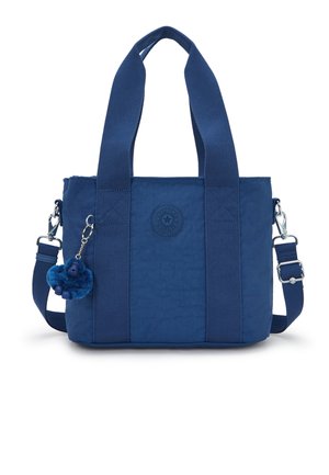 Bolso azul marino con dos asas anchas, correa de hombro ajustable y un pequeño llavero de mono de peluche unido en el lado frontal izquierdo.