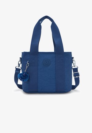 Borsa blu navy con due ampi manici, tracolla regolabile e un piccolo portachiavi con una scimmietta di peluche attaccato sul lato anteriore sinistro.
