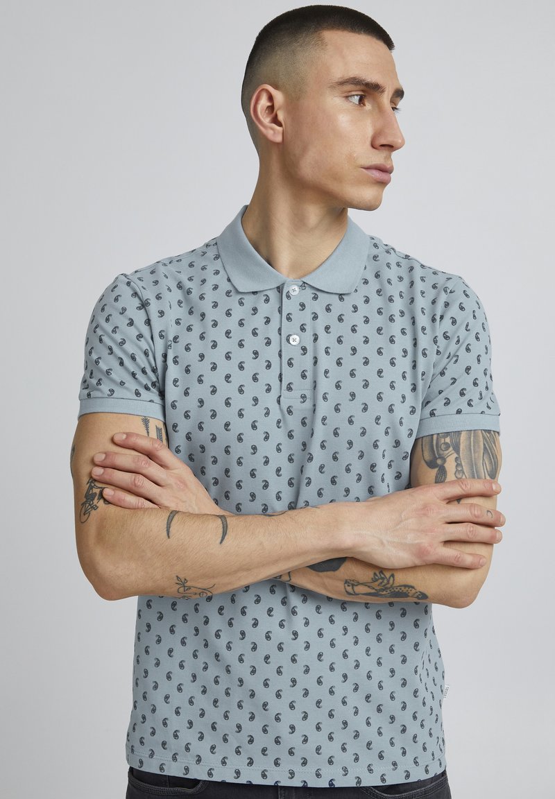 Casual Friday - CFTRISTAN - PAISLEY PRINTED POLO SHIRT - Polo - faded denim, Ampliar