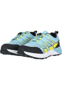 Blå och svarta sportskor med gula accenter, med meshmaterial, rundad form, snörningssystem och texturerad gummisula.