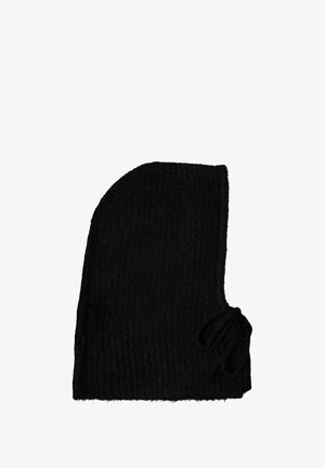 Czarna dzianinowa balaklava o teksturowanym prążkowanym wzorze. Charakteryzuje się zaokrąglonym kształtem i dwoma bocznymi akcentami. Miękki materiał odpowiedni do utrzymania ciepła.
