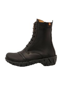 Botín negro de cuero con cordones, suela de goma texturizada y forro interior marrón, presentado en perfil lateral sobre fondo blanco.