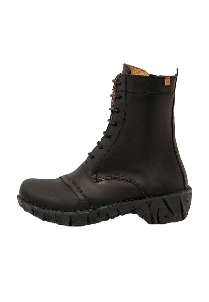 Botín negro de cuero con cordones, suela de goma texturizada y forro interior marrón, presentado en perfil lateral sobre fondo blanco.