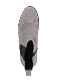 Bottines en suède gris avec des motifs décoratifs perforés, un empiècement élastique noir sur les côtés, une fermeture éclair et une languette au talon.