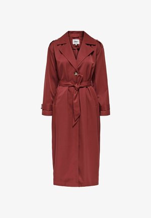 Trench-coat rouge en tissu lisse avec taille ceinturée, col à revers, fermeture à boutons et poches latérales. Manches longues avec poignets ajustables.