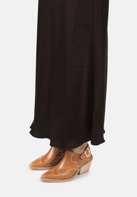 NEXT KOLE - Mules à talons - toffee