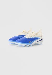 Scarpe da calcio blu con tomaia sintetica texturizzata, accentuate da dettagli bianchi, logo giallo e tacchetti azzurri; presentano un pratico pull tab sul tallone.
