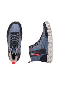 Hochschuh-Sneaker aus blauem Leder, mit schwarzen Akzenten, strukturierten Sohlen, Schnürsenkeln und einem Reißverschlussdetail mit rotem Zugband.