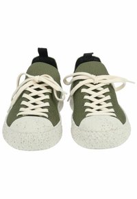 Sneakers in maglia verde con suole in gomma bianca maculata, punta tonda e lacci piatti beige. Presentano dettagli in tessuto nero sul tallone.
