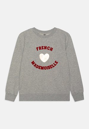 Grijze longsleeve trui met rode tekst "FRENCH MADEMOISELLE" die gebogen om een wit hart in het midden van de voorkant staat.