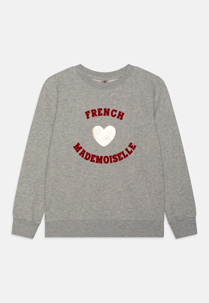 Sweat-shirt gris à manches longues avec texte rouge « FRENCH MADEMOISELLE » courbé autour d'un cœur blanc au centre devant.