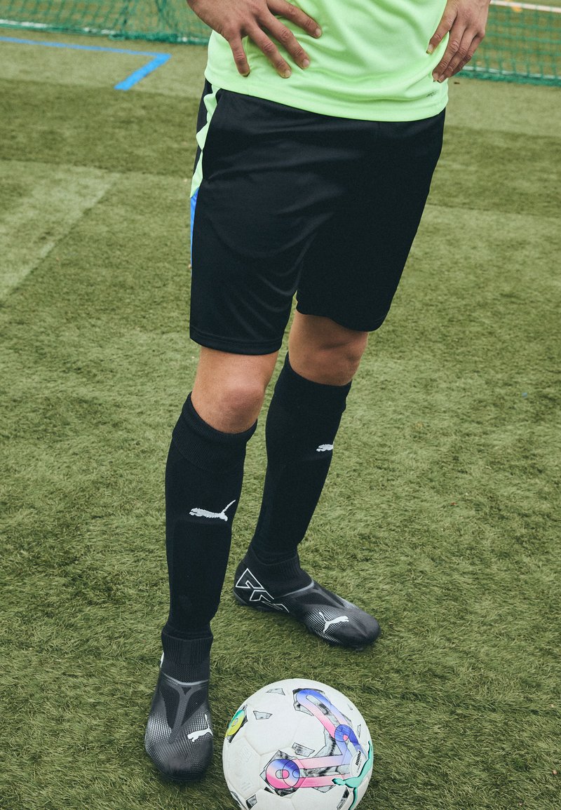 Puma INDIVIDUALLIGA TRAINING SHORTS OPEN POCKETS - Sports shorts - black/fizzy apple