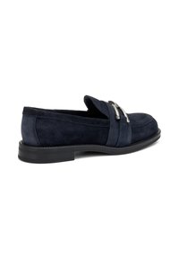 Mocassins en daim bleu marine avec un petit talon en caoutchouc noir, dotés d'une large lanière, d'une boucle en métal argenté et de détails texturés sur le dessus.