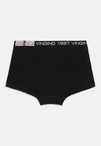Čierne bavlnené chlapčenské boxerky s elastickým pásom, ktoré obsahujú text "VINGINO 1997" v bielej a ružovej farbe, navrhnuté pre pohodlie a dobré padnú.