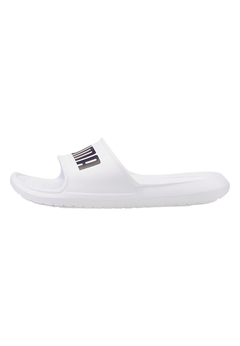 Hvide slip-on sandaler lavet af syntetisk materiale med en glat overflade, der har et fremtrædende sort logo og en tekstureret sål for godt greb.
