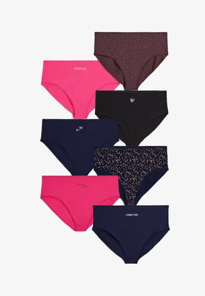 Septi sieviešu apakšbikšu komplekts dažādās krāsās: rozā, melnā, tumši zilā un brūnā, ar dažādām tekstūrām, rakstiem un uzrakstiem.