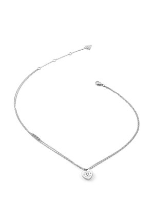 Collana d'argento con un design a doppia catena. Il pendente a forma di cuore presenta incisioni e accenti decorativi. Texture liscia, stile minimalista.