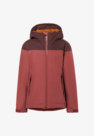 Giacca impermeabile rosso-borgogna con cappuccio, spalle scure a contrasto, due tasche laterali e chiusura frontale con zip. Foderata in tessuto arancione.