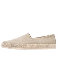 Beige Leinenschlupfschuh mit einer gewebten Jutemittelsohle, abgerundetem Zehenbereich und elastischen Seitenpaneelen für zusätzlichen Komfort.