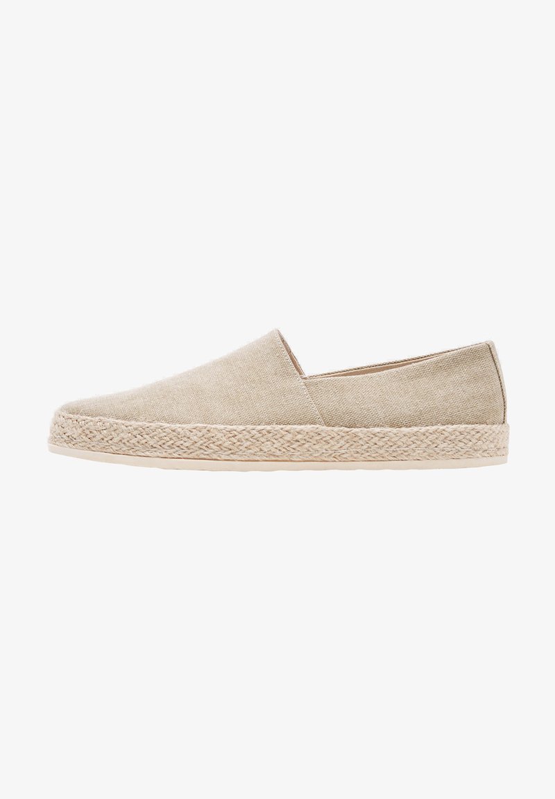 Beige Leinenschlupfschuh mit einer gewebten Jutemittelsohle, abgerundetem Zehenbereich und elastischen Seitenpaneelen für zusätzlichen Komfort.