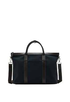 Bolso de viaje grande negro con asas de cuero, correa ajustable para el hombro y cierres metálicos plateados sobre fondo blanco.