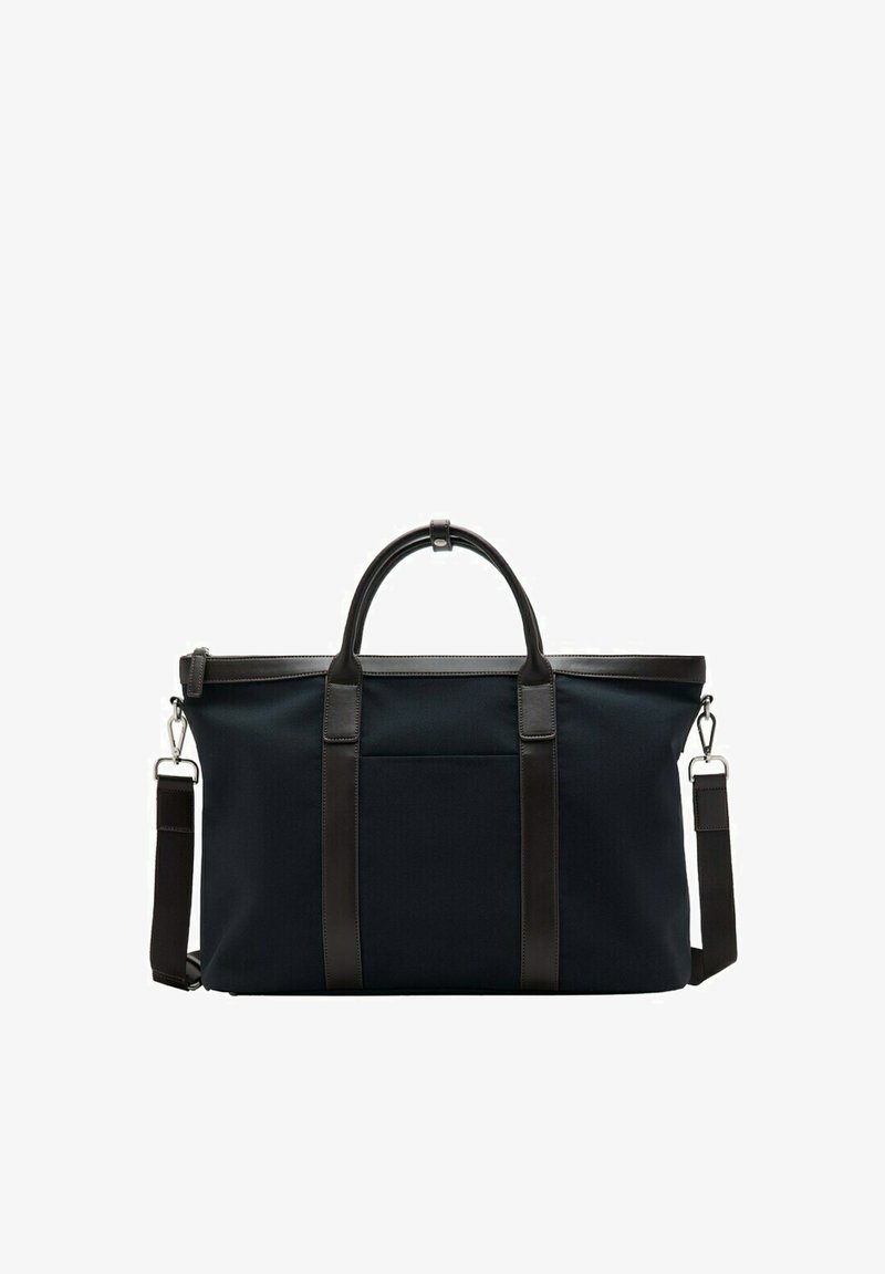 Grand sac de voyage noir avec poignées en cuir, bandoulière réglable et fermoirs métalliques argentés sur fond blanc.