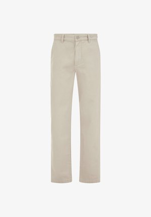 Beiget suorat housut, joissa on vyölenkit, nappi- ja vetoketjusuljenta sekä sivutaskut, esillä valkoisella taustalla.